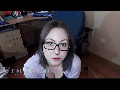 ❤️ 戴眼鏡的性感女孩在鏡頭前深吸假陽具 ❤️❌ 肛色情 在我們 ❌️
